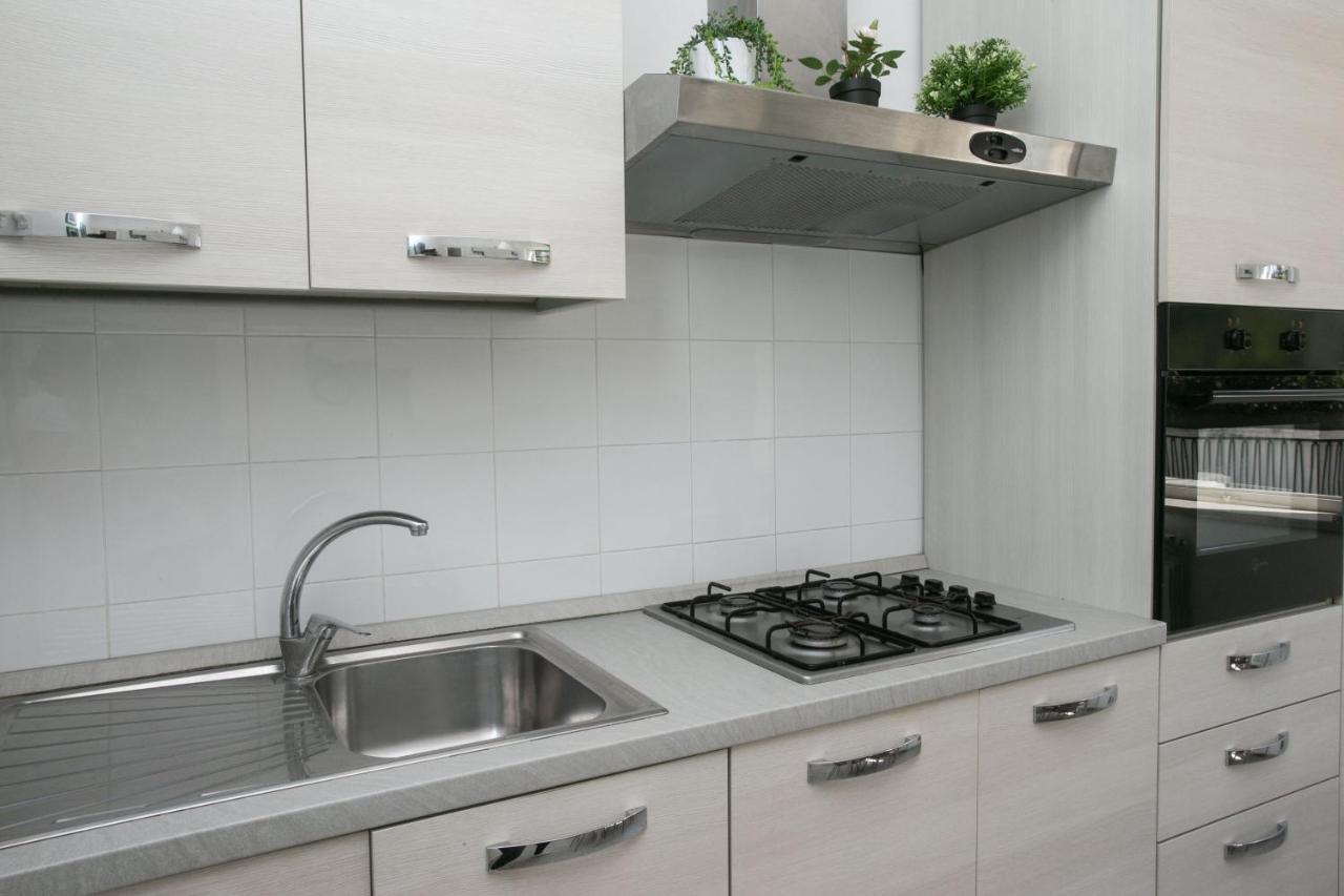 N050 - Numana, Trilocale In Centro Con Portico E Posto Auto Apartment Ngoại thất bức ảnh